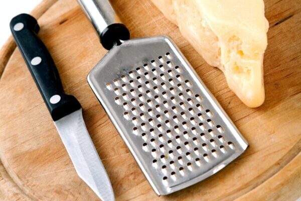 チーズ削りとナイフ