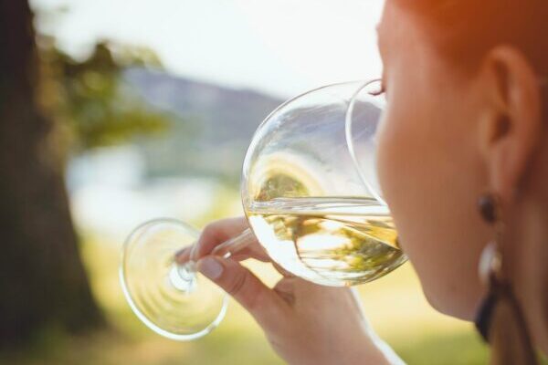 白ワインを飲む女性