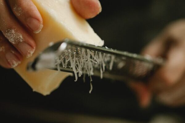 チーズを削る