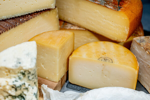 チーズがたくさん並ぶ